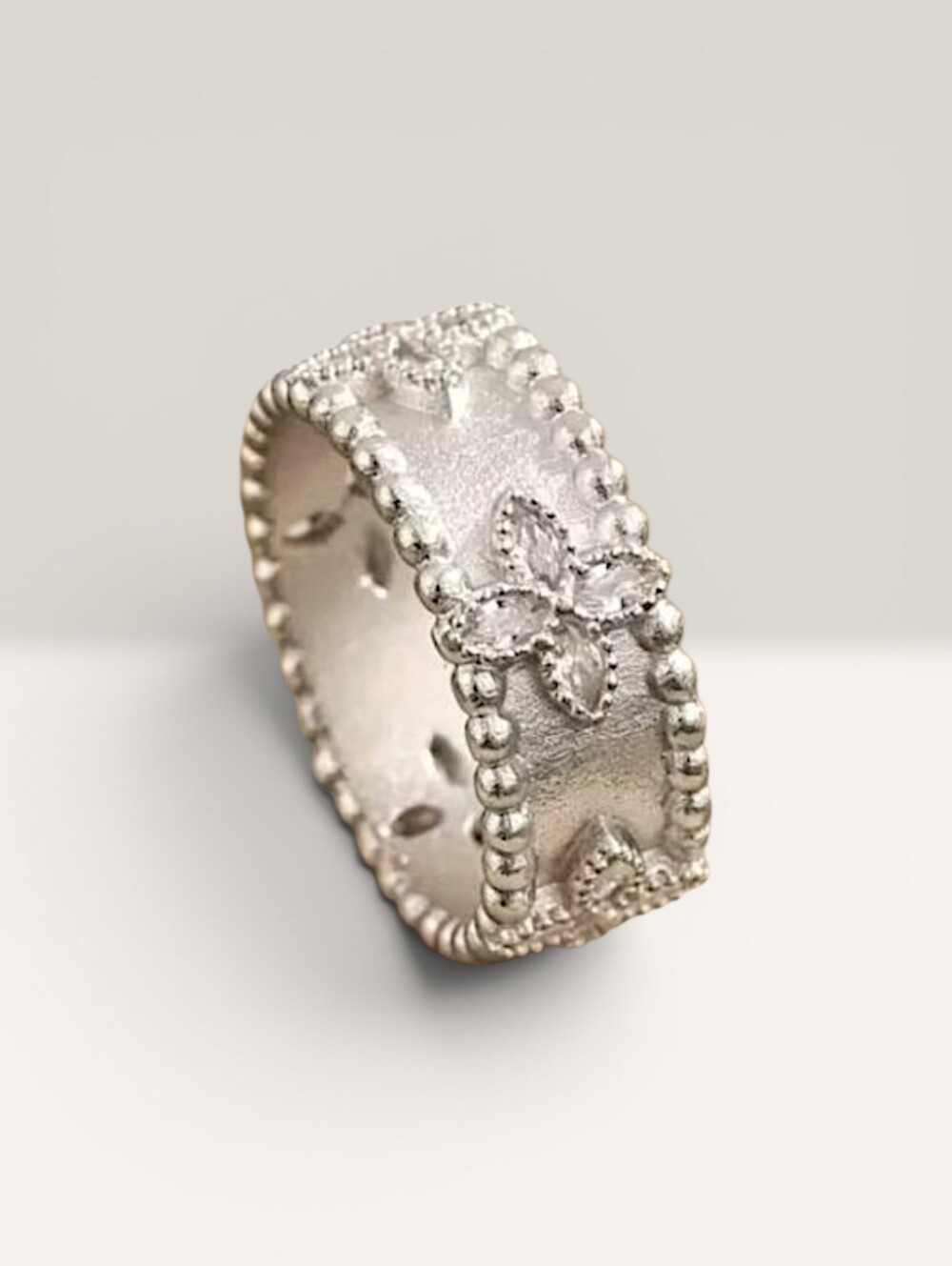 Size 8 Plated Platinum Cubic Zirconia Four-Leaf Clover Inlaid Copper Ring NWOT